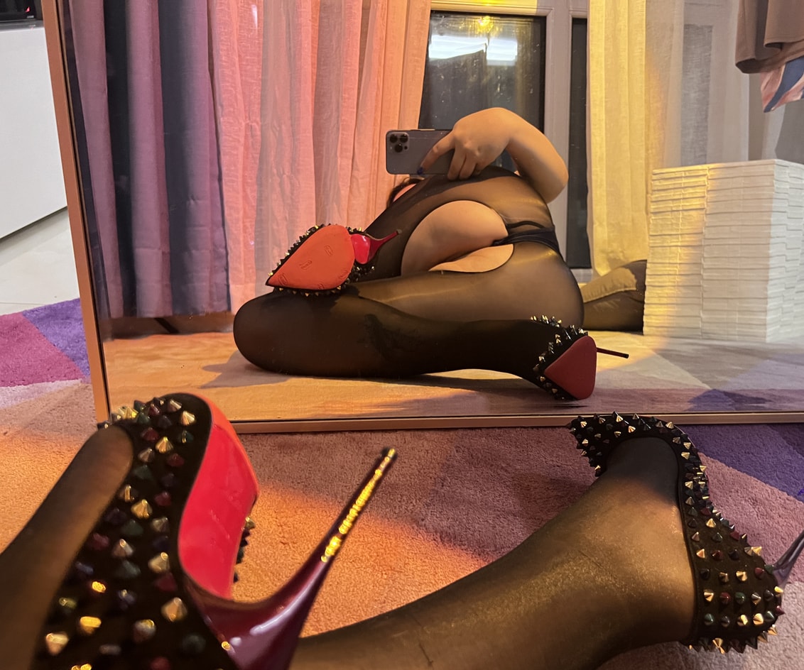 【微密圈】miko多肉大白兔-油亮开档女仆 [22P3V-132MB]预览图 2