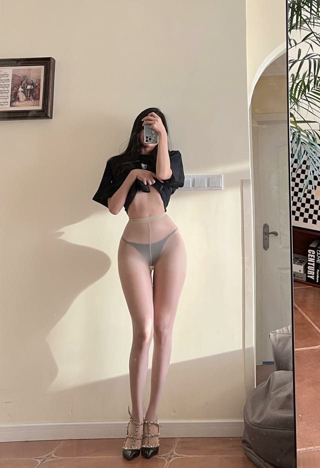 【微密圈】纪念小VV-肉丝脚丫[18P-101MB]预览图 2