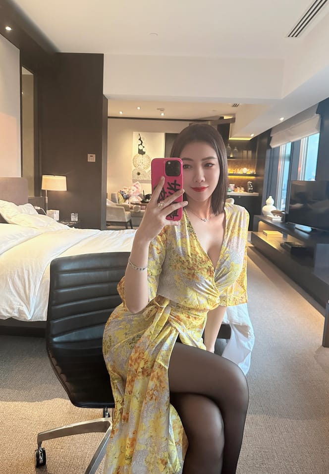 【微密圈】果儿Victoria-黄色战袍[23P-27M]预览图 2