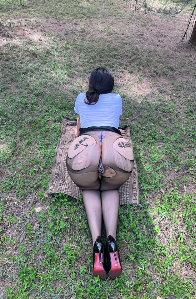 【微密圈】迷人的五姨太-制服OL的户外诱惑 [30P-198M]预览图 2