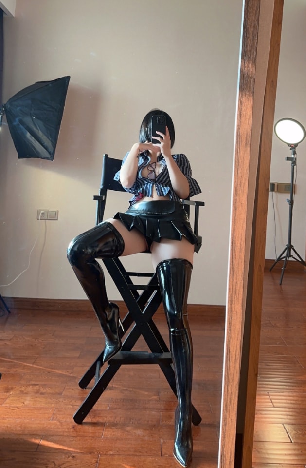 【微密圈】俏妞qiaoniuTT-战神皮靴[16P-62M]预览图 2