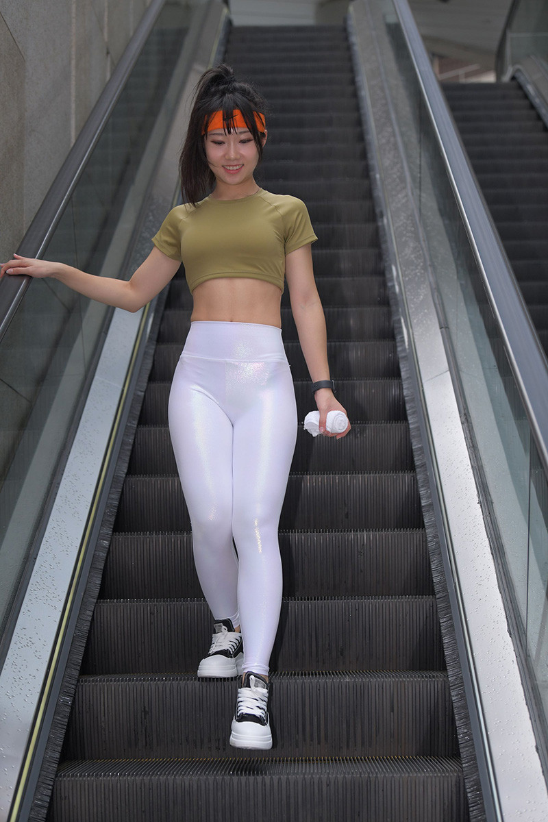 [街拍]444.白色亮光紧身裤小姐姐[图片/视频/19.62GB]预览图 2