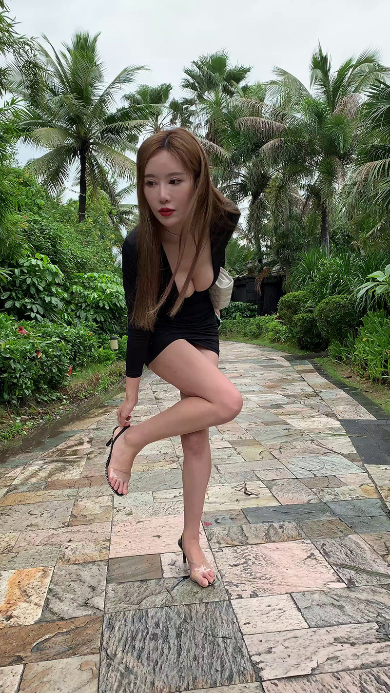 [街拍]街拍黑色低胸包臀裙美女