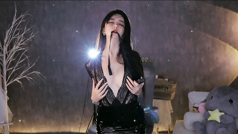 [主播]虎牙直播瑶池石瑶真空整活定制热舞预览图 4