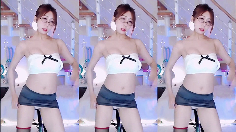 [主播]网易CC主播蜜小兔抹胸蓝色透视裙热舞预览图 4