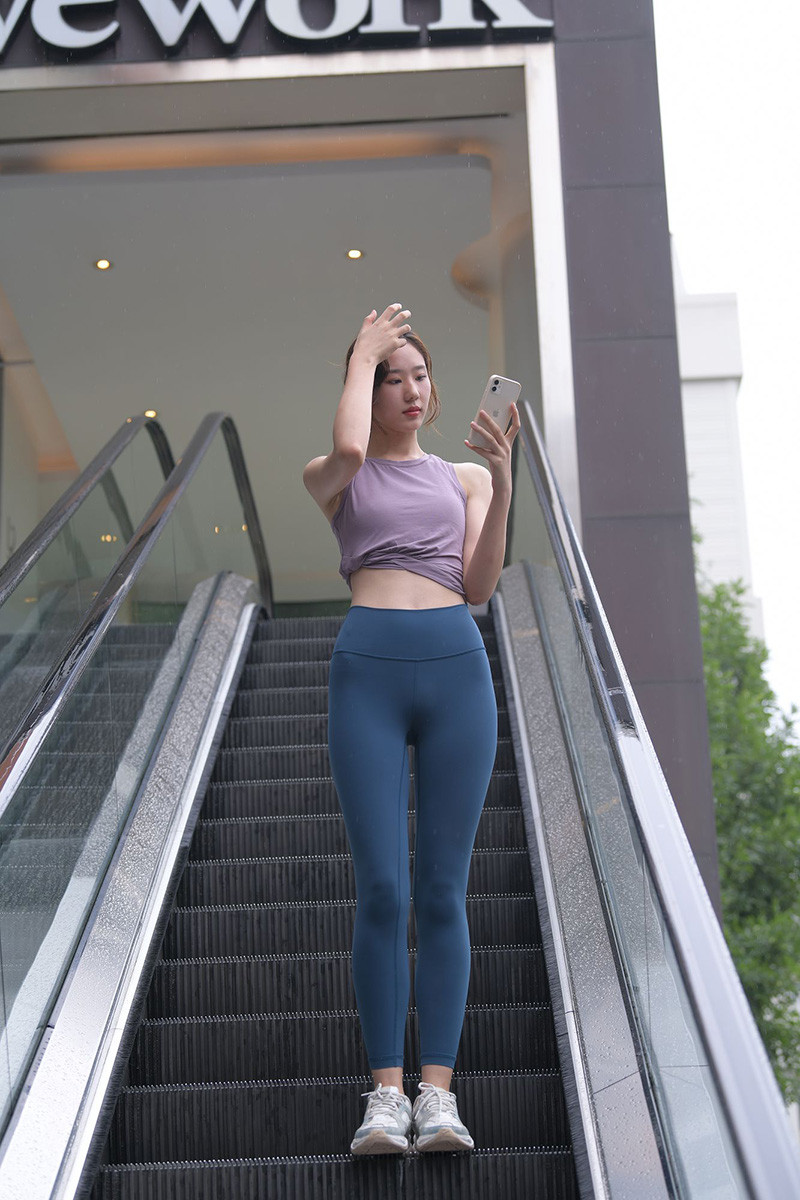 [街拍]831.蓝色瑜伽裤运动系高挑美女[图片/视频/20G]预览图 2