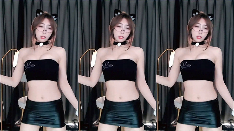 [主播]网易CC主播蜜小兔低胸皮裙抖胸抖臀热舞预览图 2