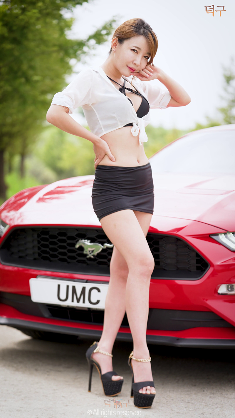 [写真][4K] 红色跑车模性感写真预览图 3