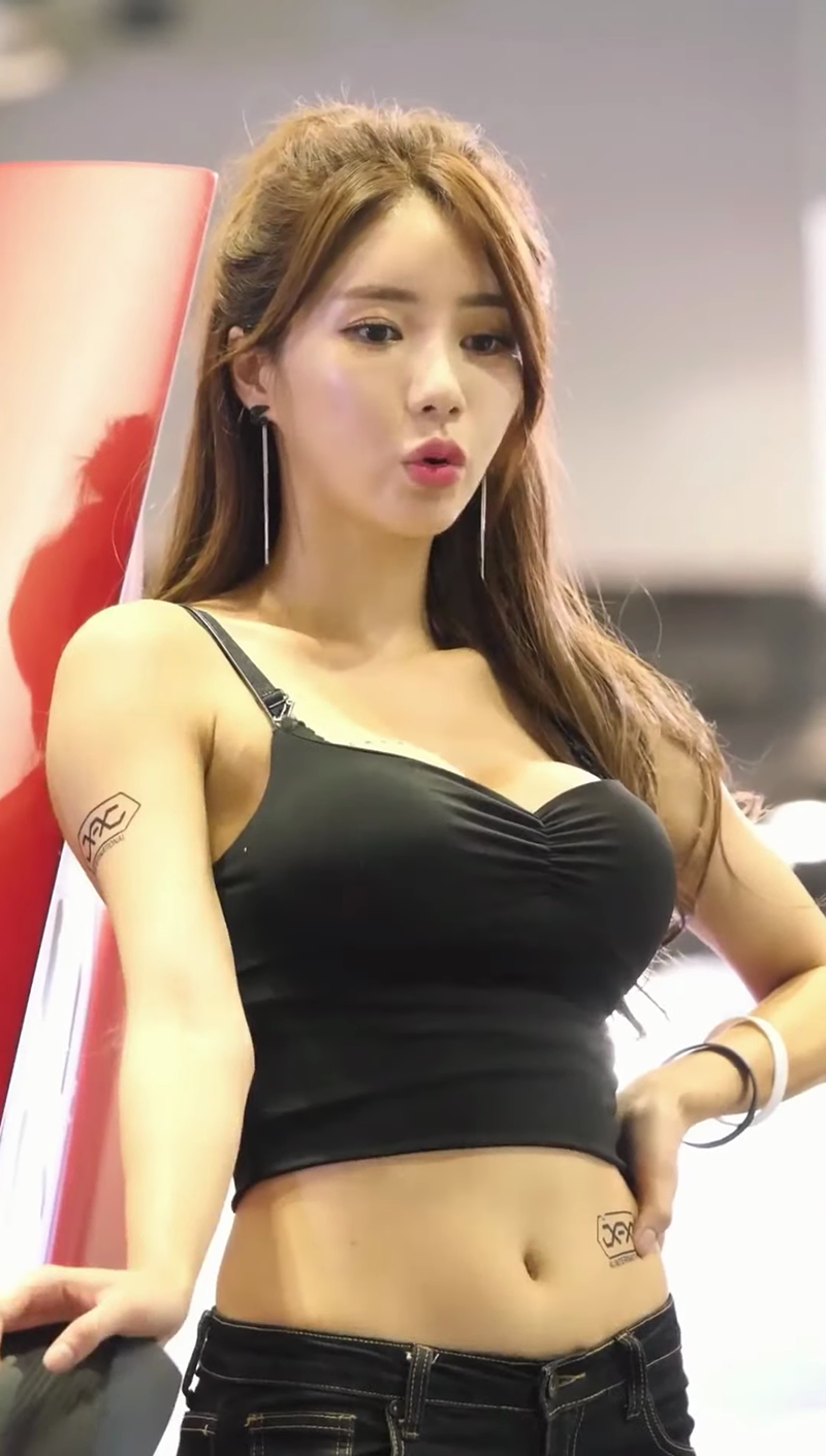 [展会]2021年国际车展美女模特弯腰都要走光了预览图 2